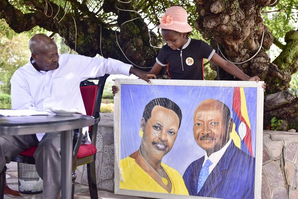 9-year-old Sheila Sheldon Charles presents President Yoweri museveni with another portrait during her visit to Uganda (Twitter)