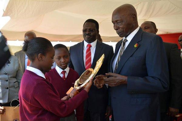 Kenya’s second President, Daniel Arap Moi hands a trophy to a student. (Dailynation)