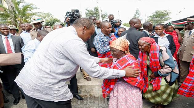 President Kenyatta chats with a member of Nyakinyua group after issuing them with titles in Nakuru on January 14, 2020 He letaer on held a meeting with 400 delegates in Nakuru