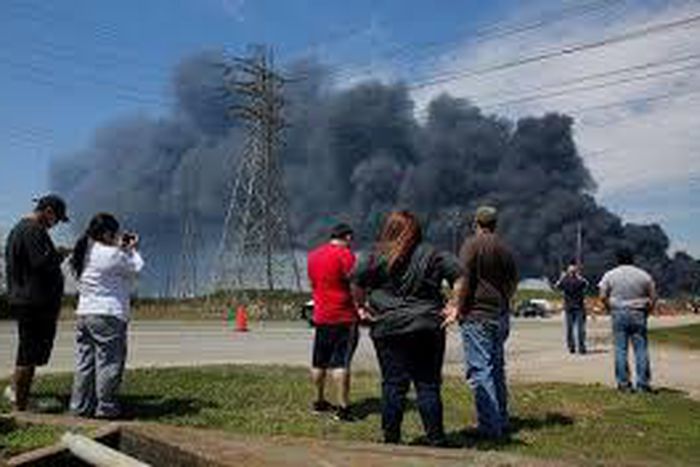 Deer park fire: Benzene in Texas city's air briefly forces everyone inside