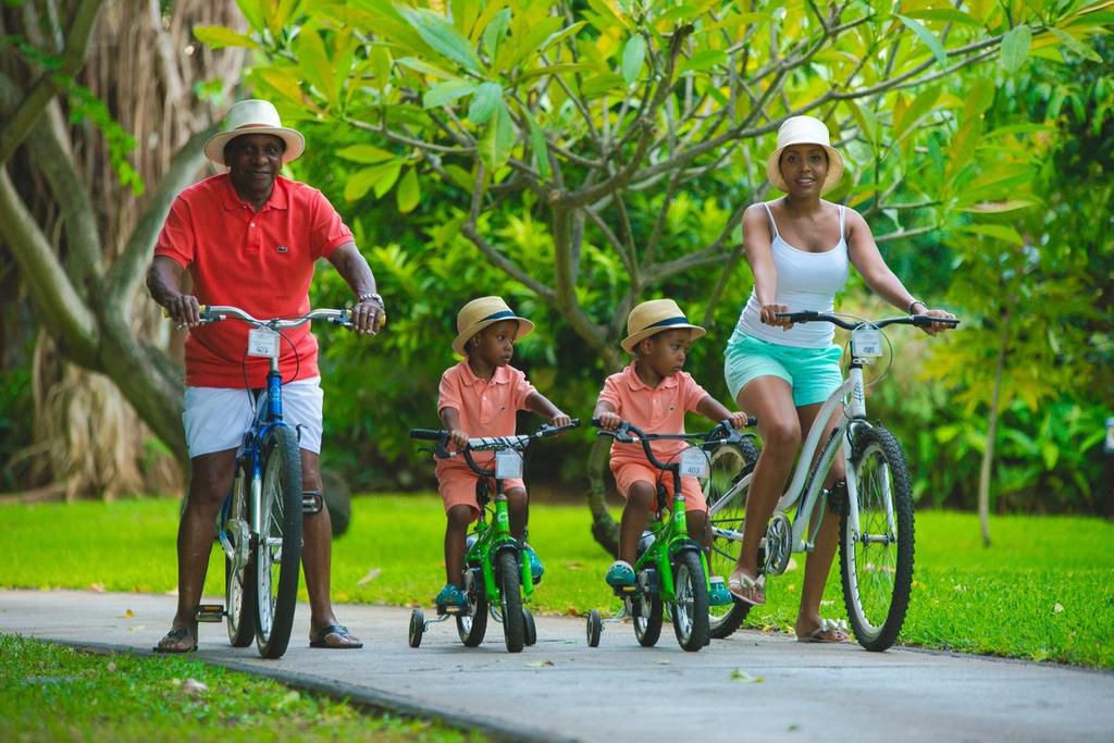 Reginald Mengi with his wife and Kids
