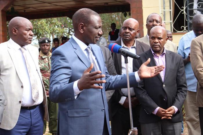 DP William Ruto mingles with mourners at the Kabimoi home of the deceased Jonathan Moi (Twitter)