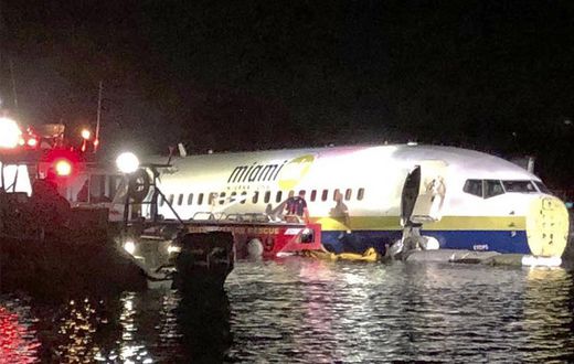 Boeing 737 Skids Into St. Johns River in Jacksonville