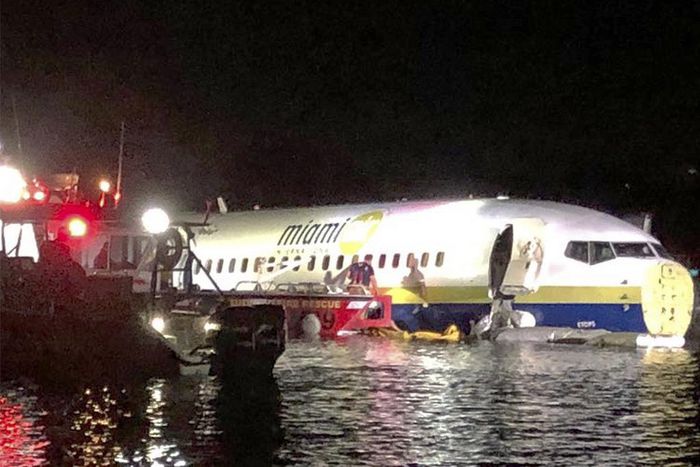 Boeing 737 Skids Into St. Johns River in Jacksonville