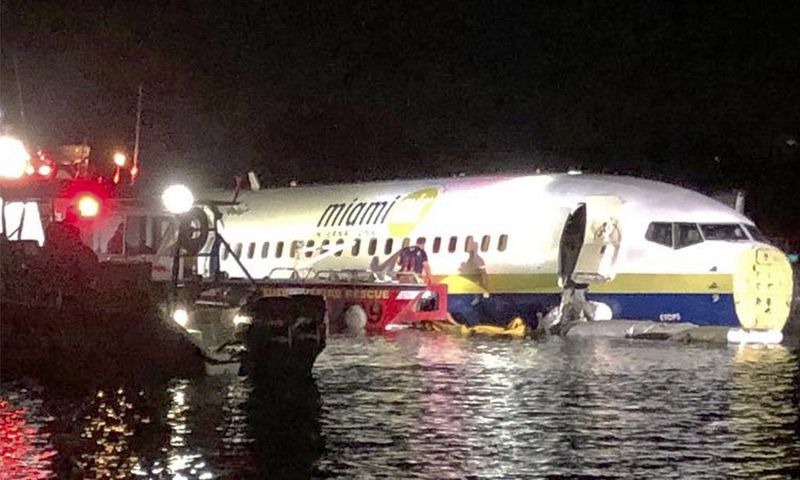 Boeing 737 Skids Into St. Johns River in Jacksonville