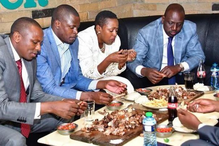 File image Ndindi Nyoro (Second Left) sharing a meal with Kimani Ichungwah (R) Sabina Chege and DP William Ruto
