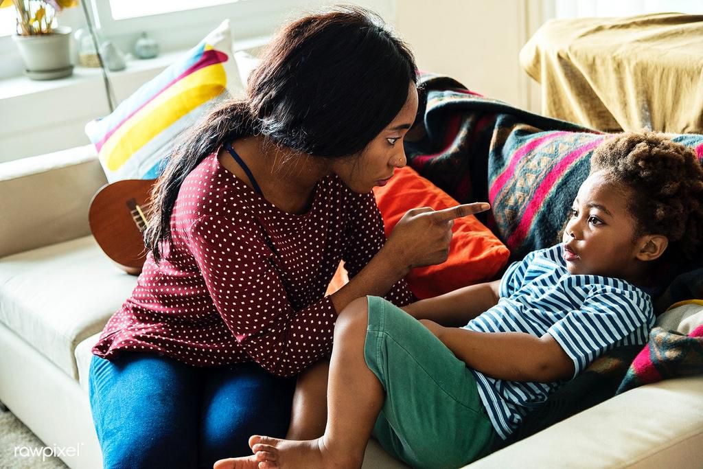 Mom scolding kid(Rawpixel)