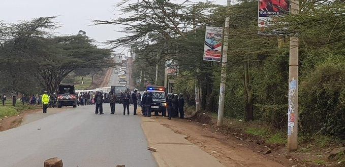 Motorist stuck along Magadi Road after Multimedia students barricade the road