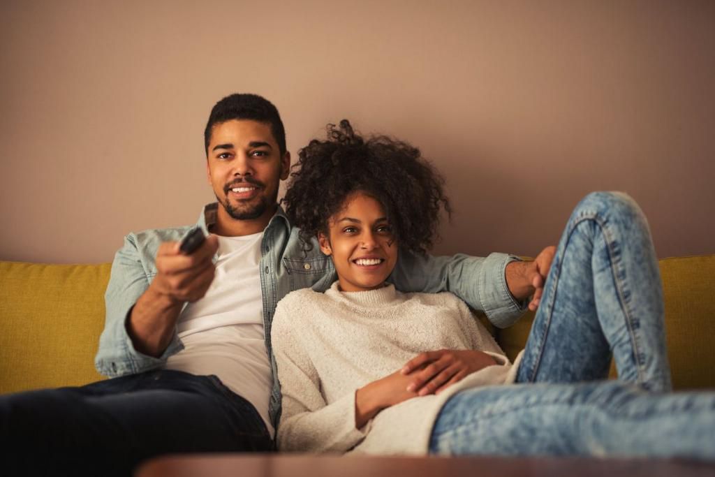 ___8695996___2018___8___6___16___couple+watching+tv_1