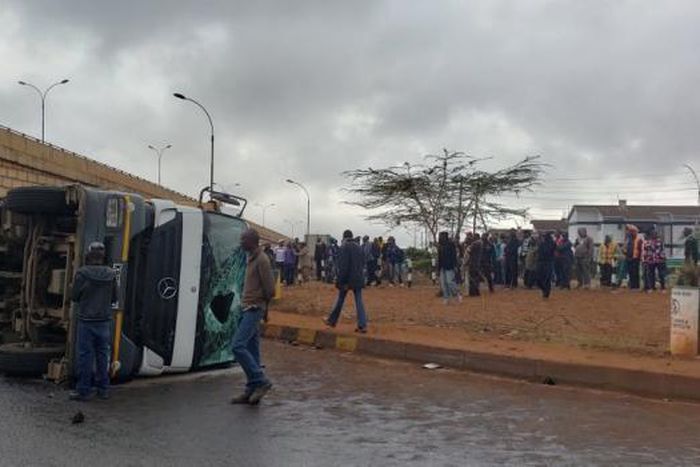 Stampede, chaos as beer truck overturns at Roysambu along Thika Superhighway