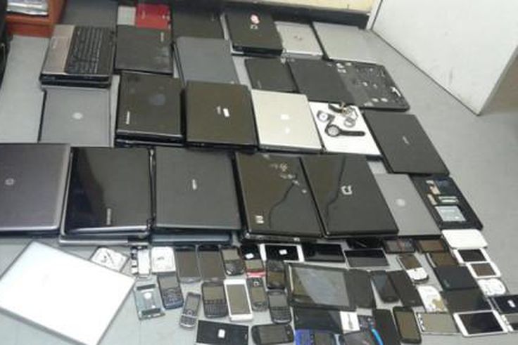 File image of laptops and phones Police in Nairobi have arrested 7 suspects and recovered 151 smartphones and 2 laptops believed to have been stolen