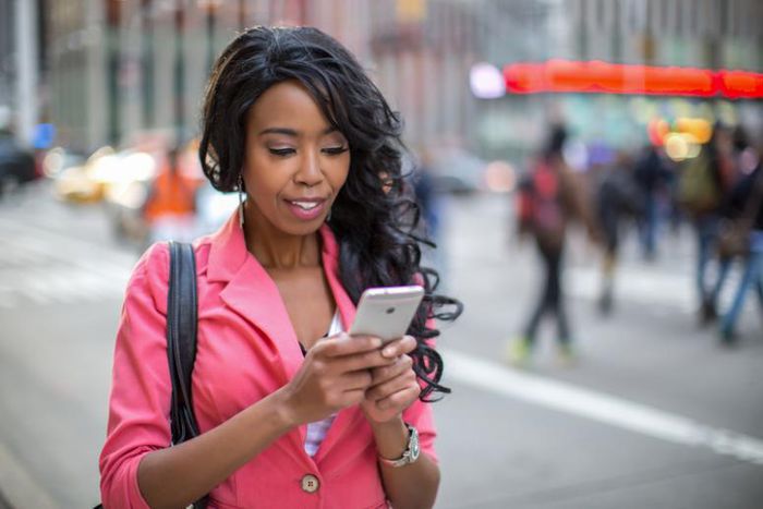 Woman using phone(ks1075)