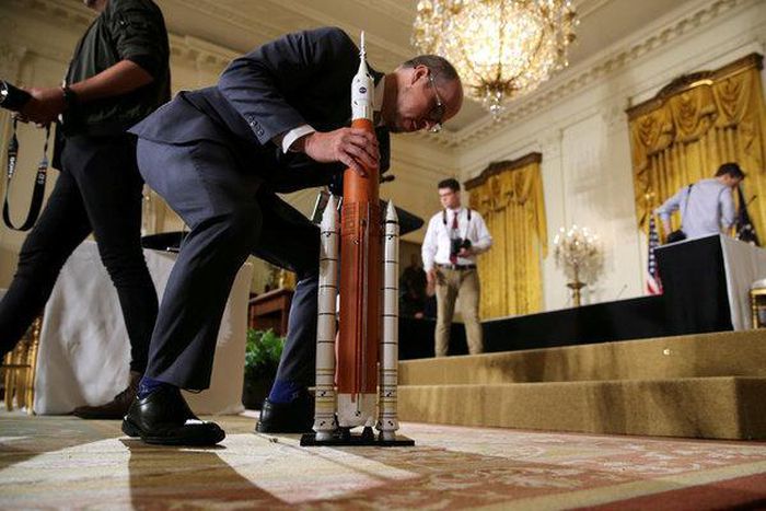 NASA prioritizes moon landings under Trump budget proposal