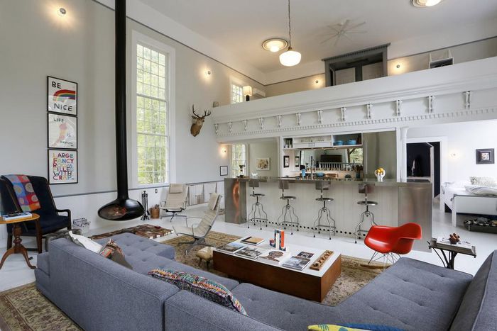 It Was the Ideal Antique Building. Who Needs Bathrooms, Anyway?