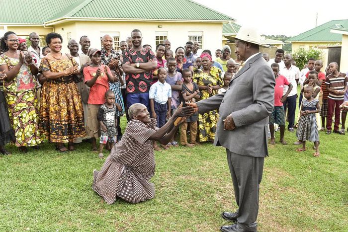 A woman kneels before Ugandan President Yoweri museveni during the recent Easter celebrations (Twitter)