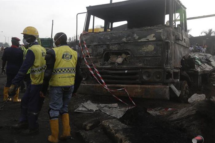 Dozens feared dead in Nigeria as leaking oil tanker explodes (Al Jazeera)