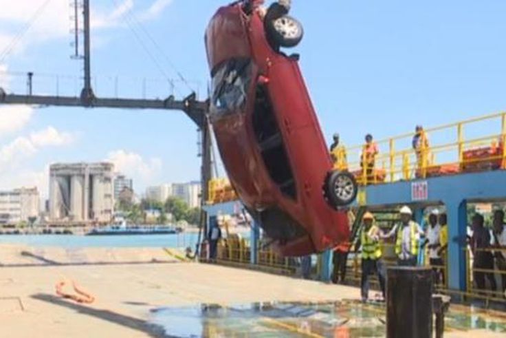Kenya Navy retrieving the car that plunged into the Indian Ocean on Saturday