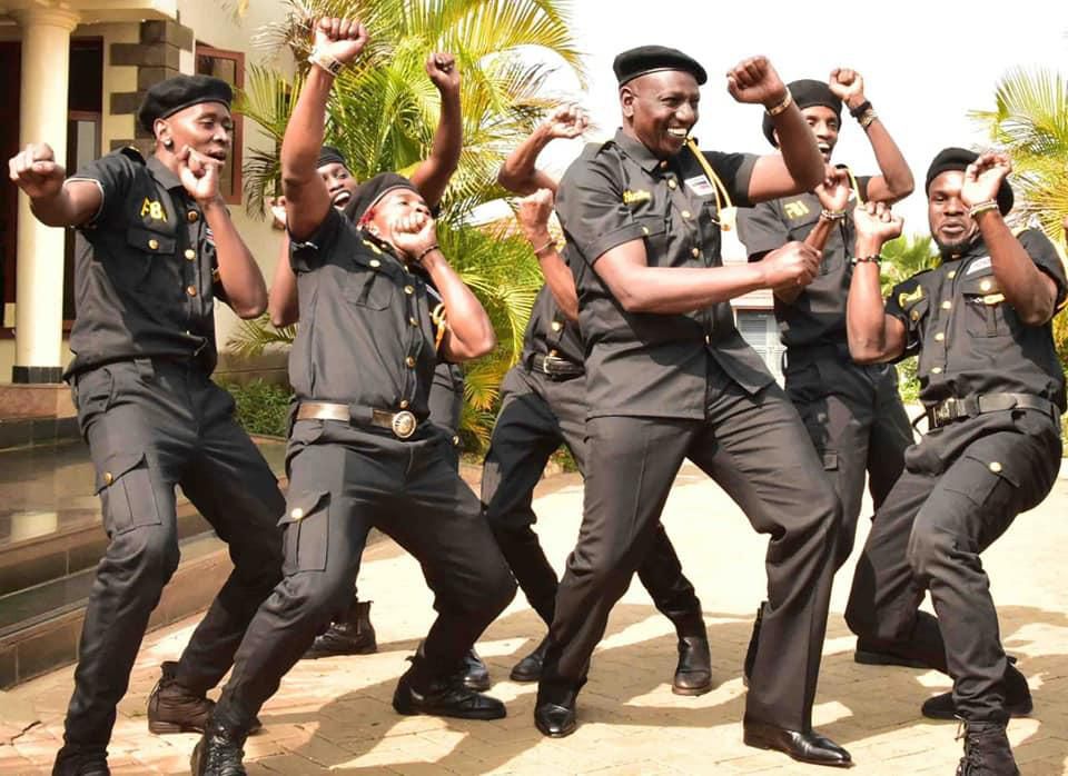 Ruto dances with FBI (Facebook)