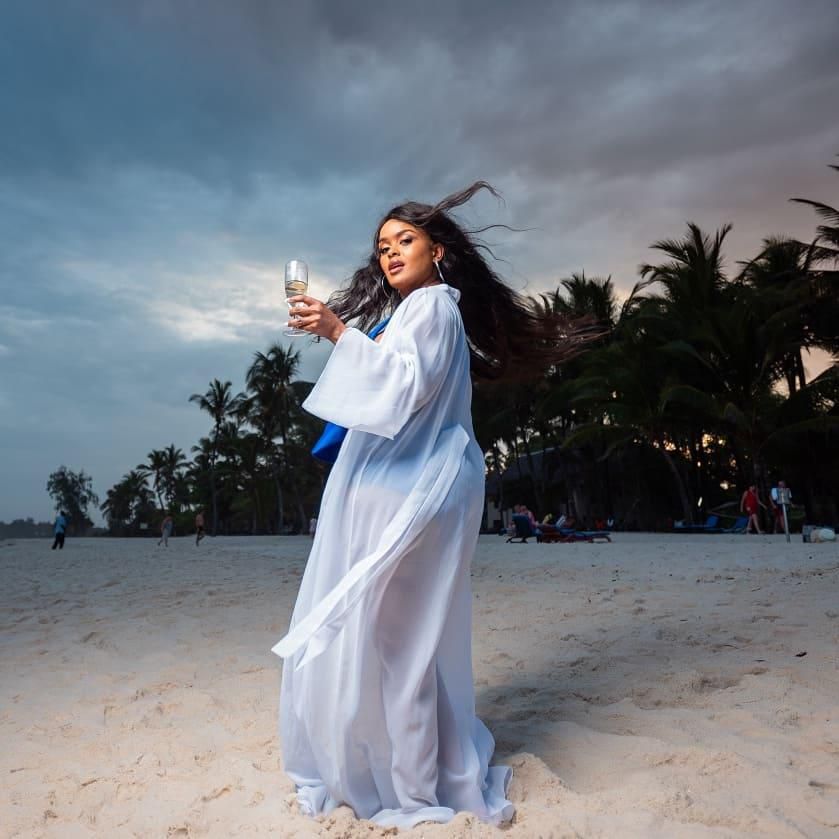 How Avril is unwinding at the Coast (Photos)