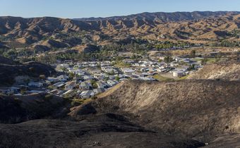 With Whipping Winds and Power Down, Californians Flee Fires