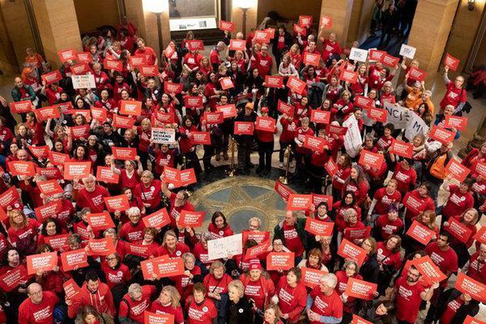 All red or all blue, state legislatures run to partisan sides