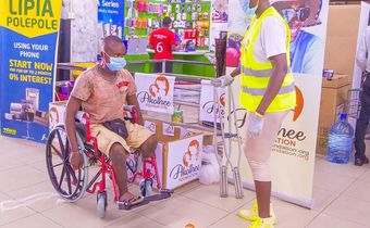 Akothee comes to the rescue of homeless man after donating a wheelchair to him (Photos)