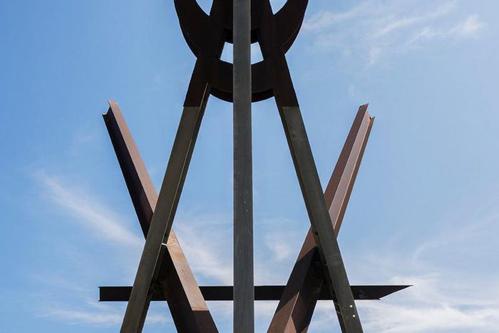 Venice Beach may lose a landmark: A Mark di Suvero sculpture
