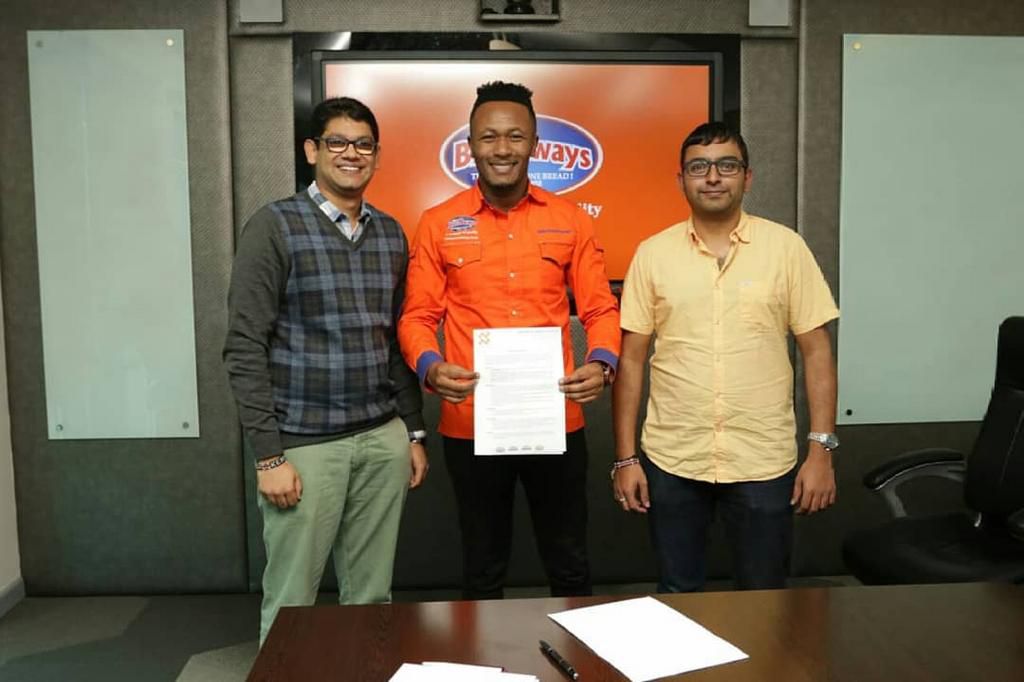 DJ Mo during the renewal of his Broadways contract (Instagram)