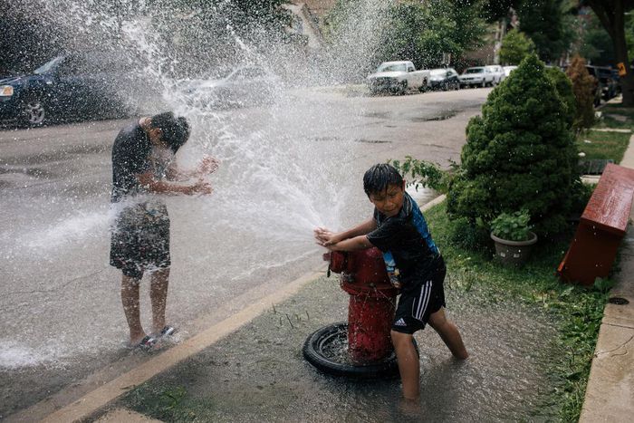Heat Wave Keeps Its Grip on New York, Even After Nightfall