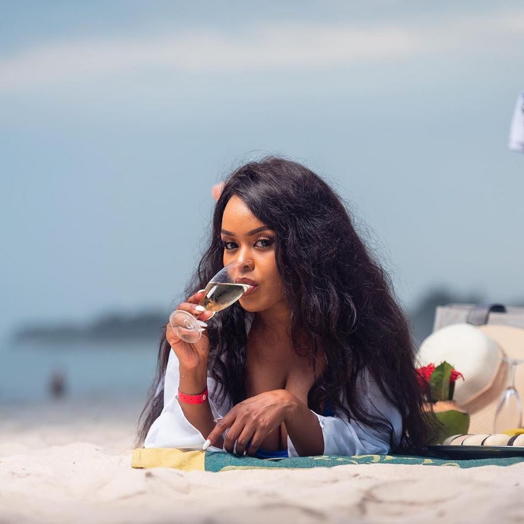 How Avril is unwinding at the Coast (Photos)