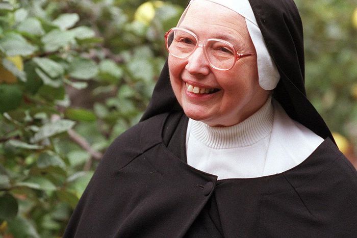 Sister Wendy Beckett, Nun Who Became a BBC Star, Dies at 88