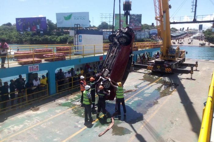 Kenya navy retrieve vehicle and body, that plunged into the Indian ocean on Saturday [Video and Photos