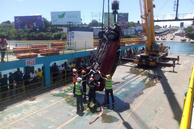 Kenya navy retrieve vehicle and body, that plunged into the Indian ocean on Saturday [Video and Photos
