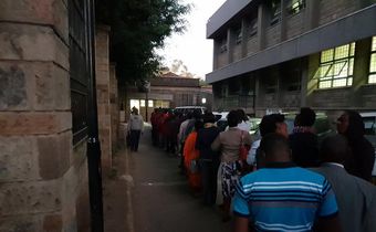 Kenyans queuing at a govt office (Twitter @currie_powder)