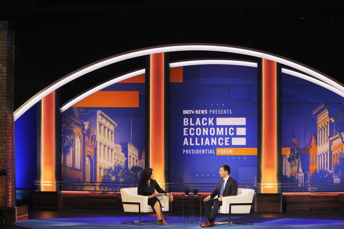 Democratic Candidates Vow to Close Wealth Gap