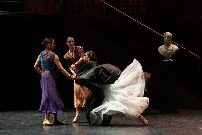 Review: Queen Victoria in toe shoes?