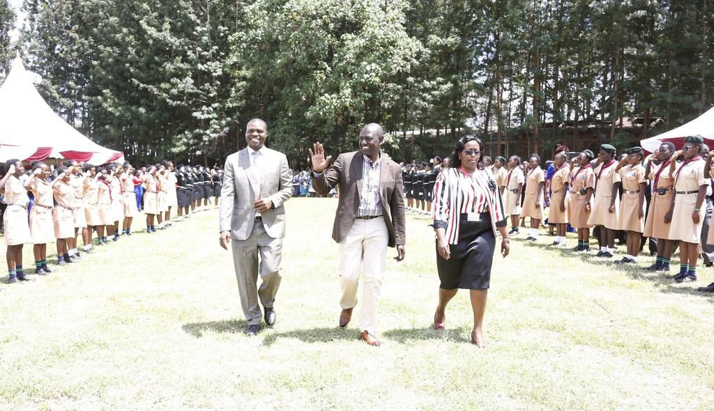 DP Ruto at St Bhakita Kiburia Girls’ Secondary School, Gichugu, Kirinyaga County shortly after leading a fund-raiser at Giakanja Boys Secondary School in Nyeri on Friday