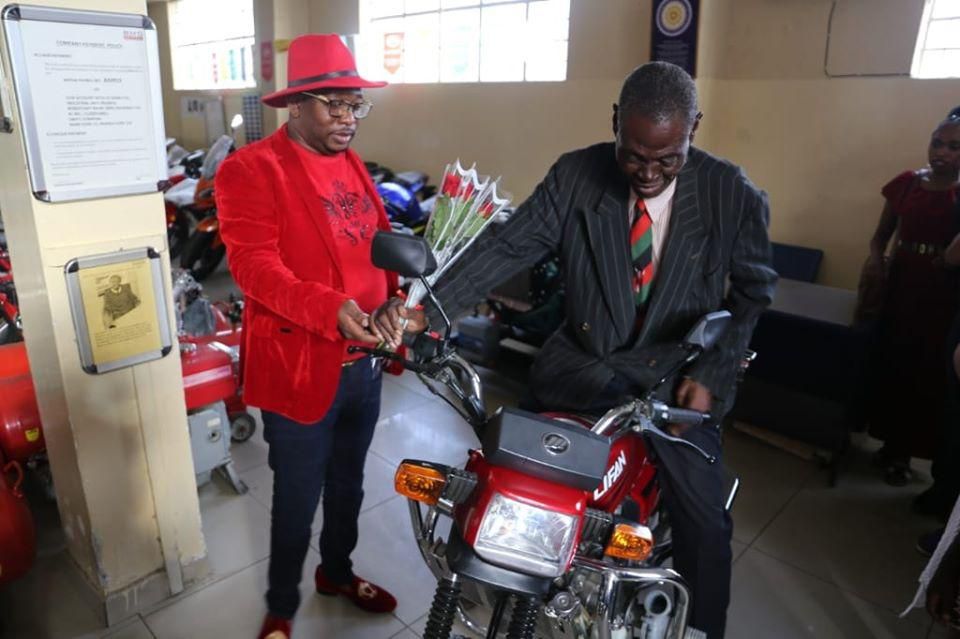 Mike Sonko gifting Mzee Ambuti on Valentines day