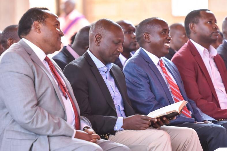 Drama as crowd blocks DP Ruto from boarding his chopper