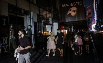 Blackout darkens broadway, but songs brighten sidewalk scenes