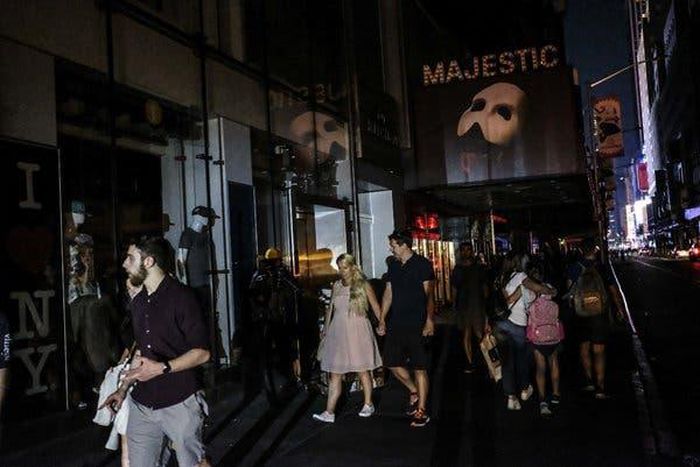 Blackout darkens broadway, but songs brighten sidewalk scenes