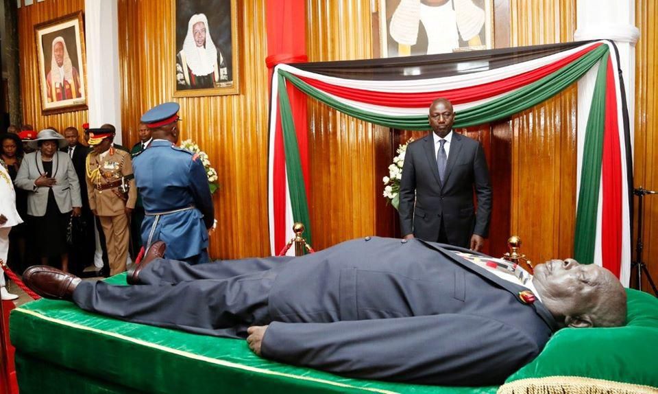 DP Ruto viewing the body of Mzee Daniel Moi