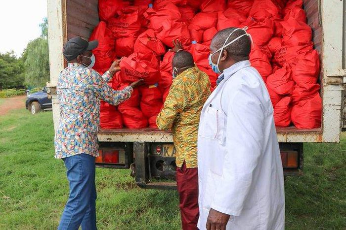 DP William Ruto visits Uhuru's backyard to distribute food