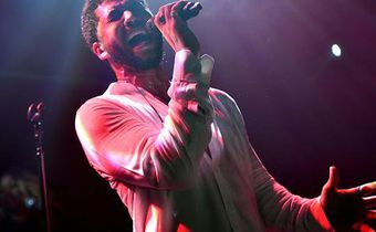 Jussie Smollett gives defiant concert days after reporting attack