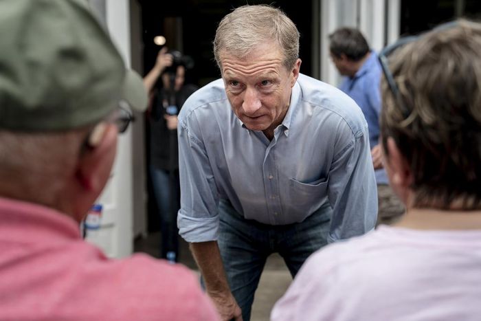 In Iowa, a Populist With a $100 Million Budget