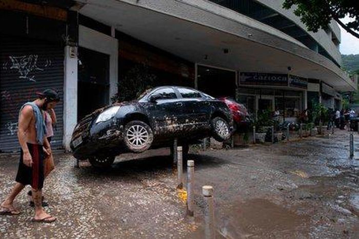 Severe weather hits south, killing two children