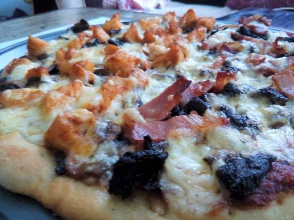 Recipe with a Pulselive twist: Chicken/Mushroom pizza and Beef/Bacon pizza
