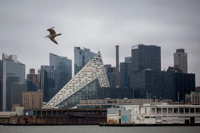 Manhattan pier is deemed unsafe, forcing cancellation of an art show