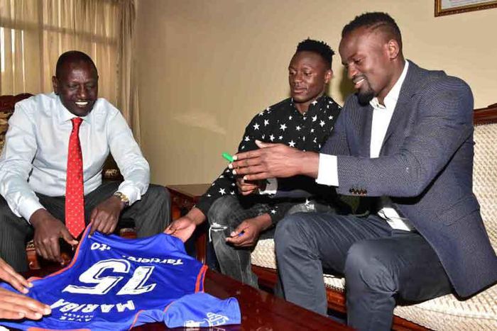 File image of McDonald Mariga with Victor Wanyama and DP Ruto