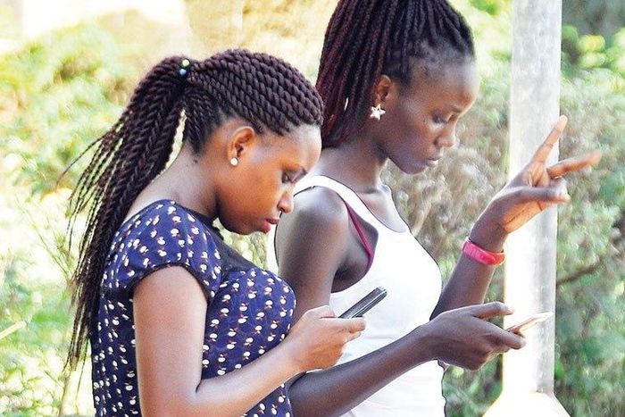 ___9084066___2018___11___8___13___Girls-checking-their-smartphones